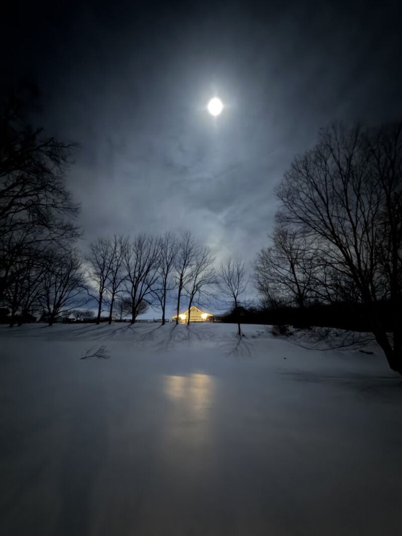Image for the Tweet beginning: Full moon over the barn.